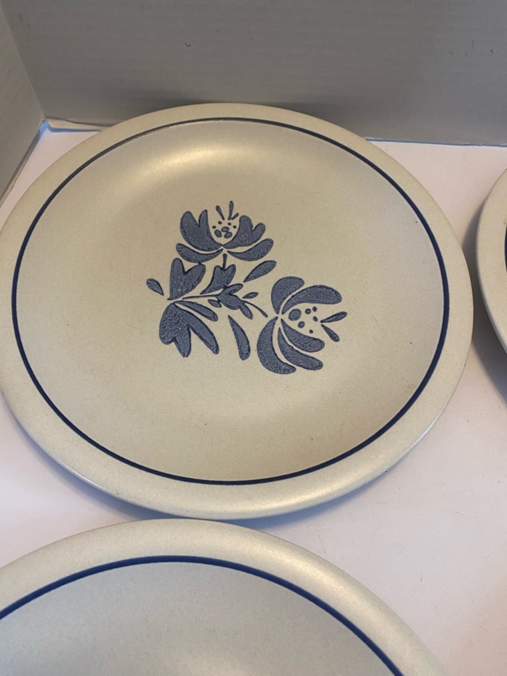 Pfaltzgraff Yorktowne Dinner Plate Blue Flower Made in USA 10 1/4" Vtg Set Of 4 - Picture 3 of 10